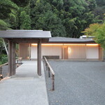 成生 - 敷地入口の和門