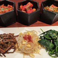 よろにく - 前菜　キムチ盛合わせ３種、ナムル盛合わせ３種