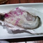 ブラーノブラーノ - 大振りで味が濃い！貝柱の所、もう1個欲しい~！　赤いものは紫玉ねぎ