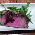 ブラーノブラーノ - なんかカメラの発色がわるくてすみません。美味しそうなレア色にバルサミコを煮詰めたソースです