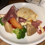 ジャルダン - ラクレットチーズあつあつで食べるとおいしすぎた◎