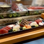 寿し辰 - 鰹、鰹たたき、ヒラメ、サーモン、タコの刺し盛り♪
      5キロを超える大きな鰹なので皮は厚いから引いてあるって大将。脂の少ない真っ赤な身がMug好み♡