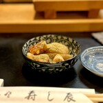 寿し辰 - おでん風のお通し。
      さつま揚げ、大根、うずら卵、豚モツあとなんだったかな？しぞーかおでん風にだし粉がかかってます♪
      モツにちょい臭いがあったかなー