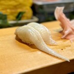 寿し辰 - エンガワとヒラメ、これまた厚みがあって超ウマい♪
      40cmちょっととそれほど大きくはないヒラメだそうですが、脂もよく乗ってます♡
