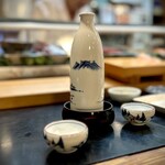 寿し辰 - 大村屋酒造場の「翁鷺（おきなさぎ）」ぬる燗。
      甘口ながら重さはなく、燗酒にぴったり♪(*´꒳`)o(酒)"
      もともとは廃業した旧川根町の蔵元の酒を、大村屋が譲り受けたとか。