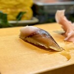 寿し辰 - 〆鯖の酢締め加減も完璧！超ウマい(˶‾᷄ ρ‾᷅˵)♡
      撮影前に醤油つけちゃった^^;