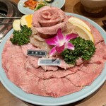 焼肉 静龍苑 - 塩ダレ盛り合わせ(裏にハラミが隠れてます笑)