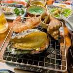 お宿 お食事処 鱗晃荘 - 活鮑踊り焼き with 青つぶ/ボタン海老