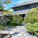 うどん本陣 山田家 - もともとは、江戸〜明治期にかけての
      庄屋・造り酒屋の屋敷だそうです