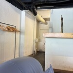 Ωｃａｆｅ - 店内(奥が階段になっている)