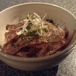 弥生亭 - 牛肉二色丼