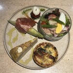 Donostia Comeru。 - 2025.09.29 (月)    ドノスティアコメルのランチコース　1980円（税込）　タパス５種盛り（エンサラダミクスタ・カプレーゼ・本日のピンチョス・トルティージャ・生ハムとメロン）