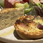 Donostia Comeru。 - 2025.09.29 (月)    ドノスティアコメルのランチコース　1980円（税込）　タパス５種盛り（カプレーゼ・トルティージャ）