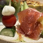 Donostia Comeru。 - 2025.09.29 (月)    ドノスティアコメルのランチコース　1980円（税込）　タパス５種盛り（本日のピンチョス・生ハムとメロン）