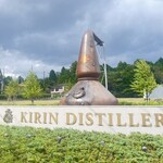 キリン富士御殿場蒸留所 - 蒸溜所入り口、ポットスチルが迎えてくれます