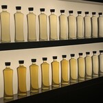 キリン富士御殿場蒸留所 - 樽に詰めた年数で色が濃くなっていきます。同時にエンジェルズシェアも増えるので、樽の中のウィスキーは減り、アルコール度数も下がっていきます。