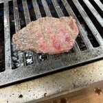 深川ホルモン蔵 - スタッフのアドバイスにより、片面5秒ずつ焼いて、ミディアムレアで頂く！