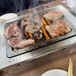 深川ホルモン蔵 - 左から、アゴ肉、ナンコツ、シマチョウ！