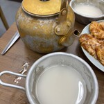 深川ホルモン蔵 - ここで、マッコリをヤカンで。1リットルはお得！