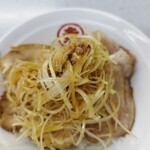 丸幸 - ミニチャーシュー丼。ごま油に和えてある白髪ネギの香りが良く、好みかも♪