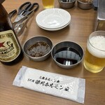 深川ホルモン蔵 - タレは2種。左がおろしポン酢で塩焼き用。右が通常タレでタレ焼き用！どちらも、味、濃いめです！