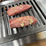 深川ホルモン蔵 - かなりの厚さのため、両面を焼いてネギを乗せることに。