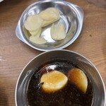 深川ホルモン蔵 - トッピングで、ニンニクスライスを。フライド、おろしなどもある！