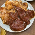 深川ホルモン蔵 - 蔵ホルモンとココロ！それぞれ中盛だが、このボリューム！ホルモンは、シマチョウなのが嬉しい！ココロはハツ！まずは、味噌だれで。この名物メニュー二つが本日の一推し！