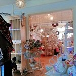 ブルー チューリップ - テーブル席から出入り口側を見た風景