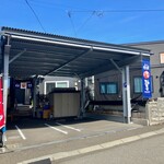 手打ちそば 砂子 - 店前の屋根付き駐車場