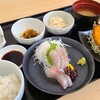 和dining櫻 - 真鯵刺身と真鯵フライ定食(税込1,320円)
①真鯵の刺身【6切れ】②真鯵のフライ③ポテトサラダ④人参&昆布の和え物⑤白ご飯⑥お味噌汁⑦お漬け物
白ご飯がちょっと硬過ぎかも