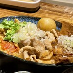 北新地やまがた屋 - 鶏ミンチ無水カレー、豚もつ煮込、和牛タンシチュー
