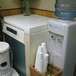 オモニ - 甘～いコーヒーはセルフサービス（奥はキムチ冷蔵庫）