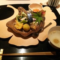 祇園 にしかわ - 先付：鯖寿司、栗の甘煮、柚子釜には青菜と椎茸のおひたし、子持ち鮎、薩摩芋、いくらと山芋