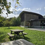 果報は寝て待て - 野幌森林公園自然ふれあい交流館の木陰でいただきました