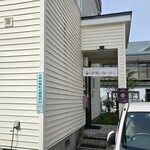 果報は寝て待て - 駐車場は2台分なのでテイクアウトは予約をしてスムーズに移動しましょう