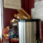 香港麺 新記 - 温かい無料サービスのお茶