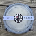 果報は寝て待て - 容器にかかる帯に具材、スープ、辛さとライスのサイズが表記されています