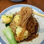 香港麺 新記 - 麺の下にうまいタレ