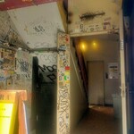 香港麺 新記 - お店は2階にありますこちらが入口