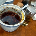 香港麺 新記 - テーブルにある自家製ラー油