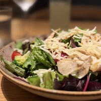 オービカ モッツァレラバー 横浜店 - グリルドチキンサラダ グリルドチキン　カチョカヴァッロ　7種野菜