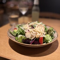 オービカ モッツァレラバー 横浜店 - グリルドチキンサラダ グリルドチキン　カチョカヴァッロ　7種野菜