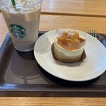 スターバックスコーヒー - 料理写真:アイススターバックスラテ、洋梨とキャラメルの紅茶ケーキ