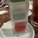 民福北京烤鴨店 - 上から抹茶プリン、ゴマプリン、ブドウゼリー、左はココナッツプリン