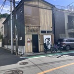 横浜とんとん - 車道反対側からの店構え