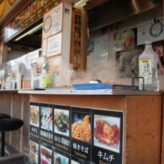 活気溢れる立ち飲み店◆鉄板ホルモンの香り漂う魅力空間