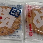山口油屋福太郎 - ■めんべい マヨネーズ味 ■勝つめんべい（かつお）  ※　「めんべい マヨネーズ味」は、ピリ辛のアクセントにマヨネーズのまろやかさが重なり、濃厚でクセになる味わい。「勝つめんべい（かつお）」は、鰹節の香ばしさと深い旨味が際立ち、サクサク食感とともに口の中に広がるコクが印象的。どちらも個性が際立ち、酒の肴にも軽いおやつにも好適な一枚。
