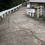 谷川米穀店 - 川沿いの風情ある小道を下る