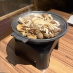 肉のひぐち直営焼肉 安福 - きのこの蒸し焼き